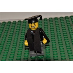 LEGO diplomázó államivizsgázó diák talárban minifigura