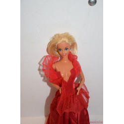 Akciós piros ruhás Barbie baba