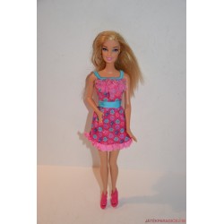 Virágos ruhás Barbie baba