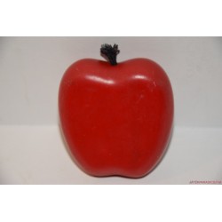 Piros csörgő fa alma