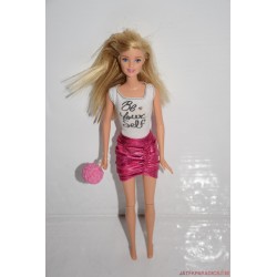 Mattel Barbie miniszoknyában virágcsokorral