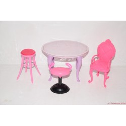 Barbie bútorok: asztal és székek